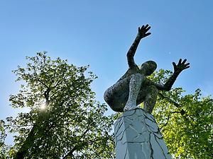 Skulpturen stilla rörelse i Engelska parken