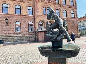 Statyn gäddleken utanför Varbergs sparbank