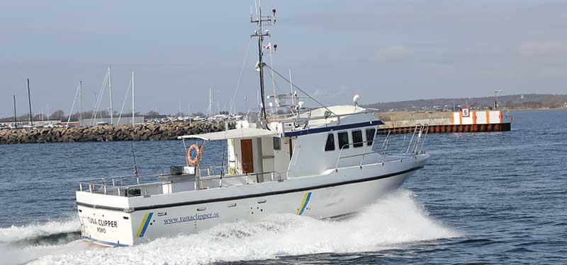 Båten Tunaclipper på väg ut ur Varbergs hamn